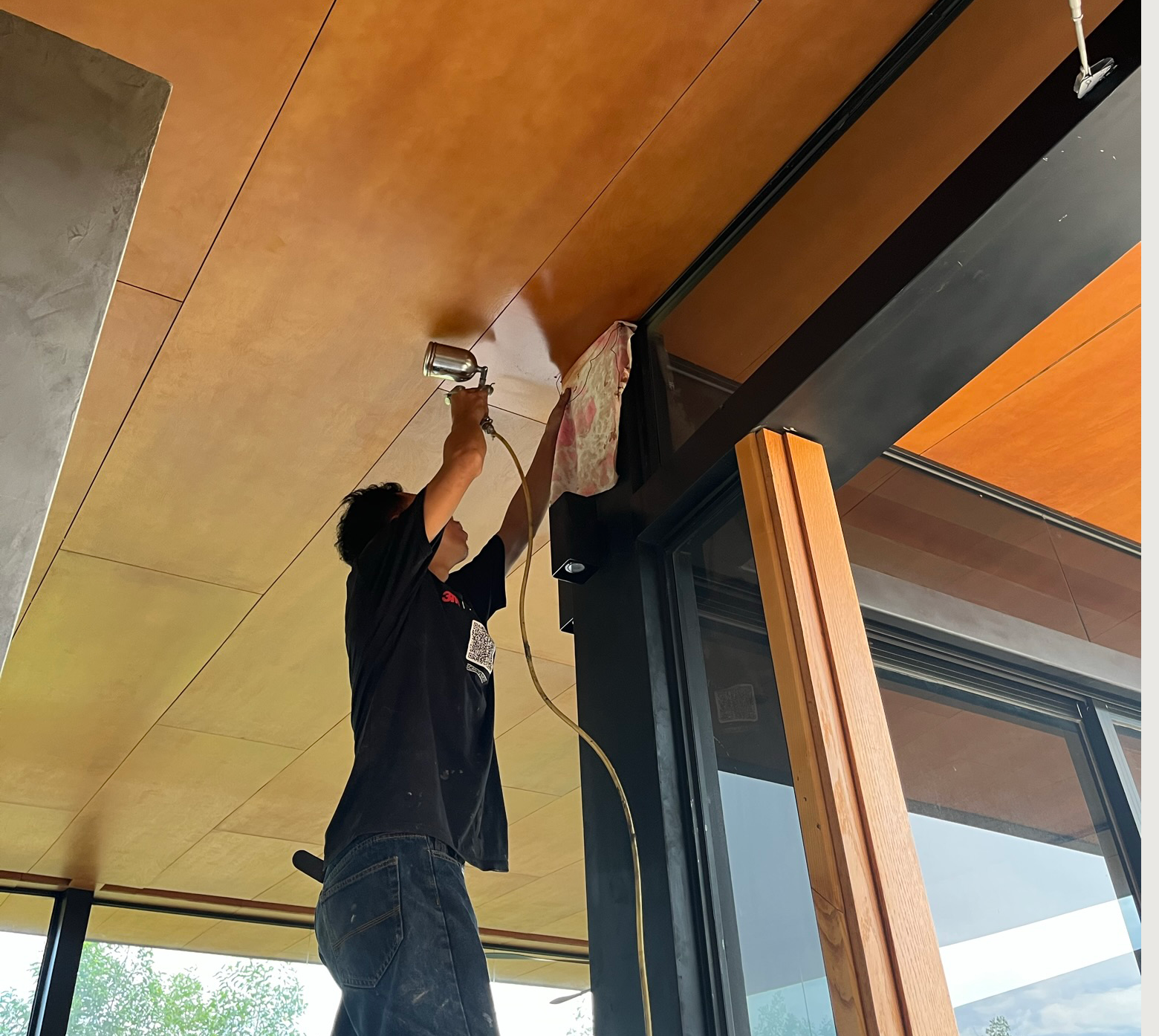 Lớp phủ bảo vệ giúp tăng khả năng chống chịu của hệ trần gỗ trước hơi muối và điều kiện thời tiết ven biển